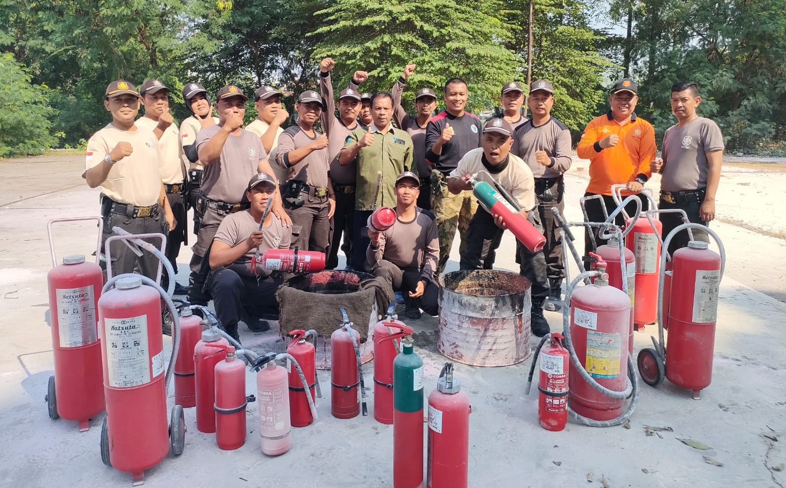 Pelaksanaan Simulasi Penggunaan APAR (Alat Pemadam Api Ringan) oleh Tenaga Pengamanan PT Usaha Jaya Prima Karya di Institut Teknologi PLN